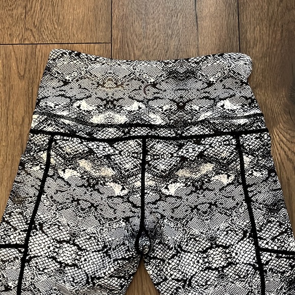 Zyia Active snakeskin Capri legging size 4/small - Picture 4 of 4